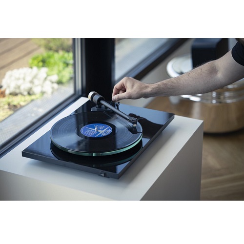   Pro-Ject T2 High Gloss Black Rainier:  4